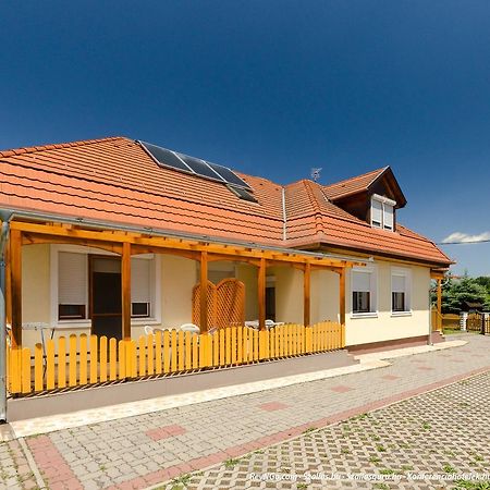 Barbara Apartmanhaz Kehidakustány Εξωτερικό φωτογραφία